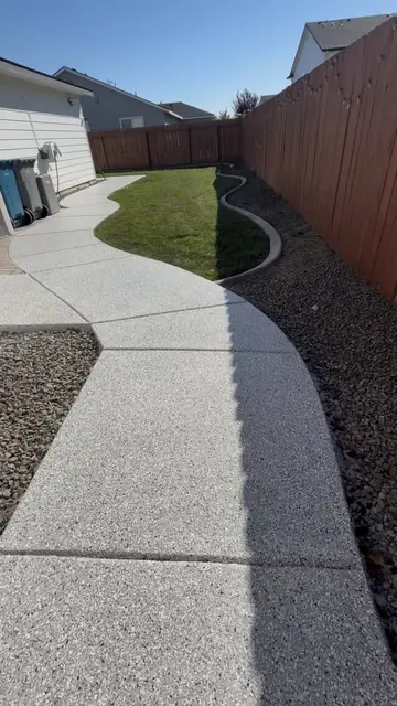 Resin4U: curved backyard walkway with flake coating