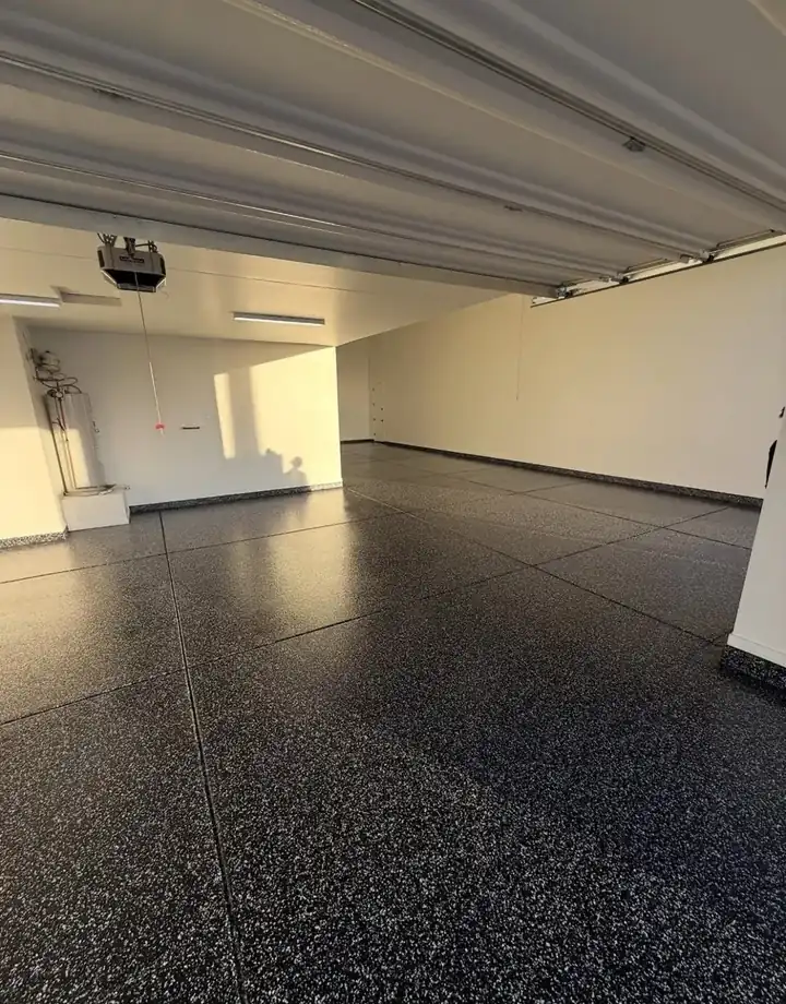 Black and white Domino flake garage floor by Resin4U