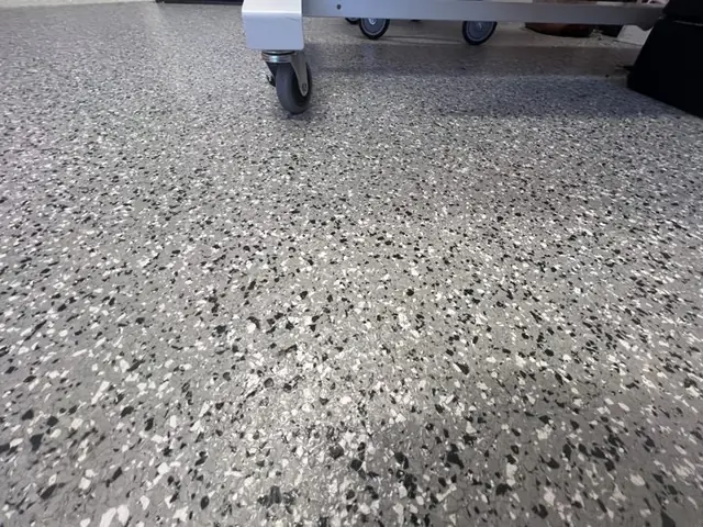 Resin4U: gray flake floor close-up