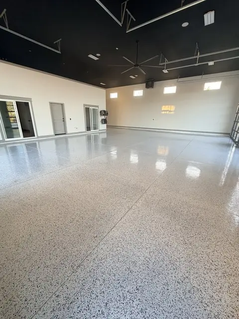 Resin4U: high-gloss flake floor in a large shop