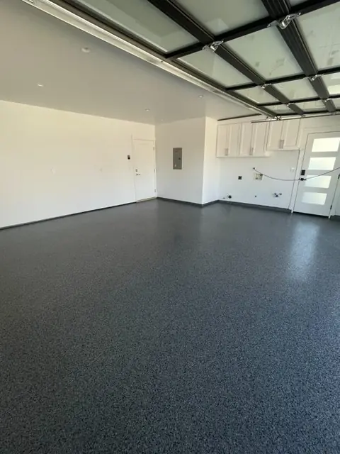 Resin4U: dark flake floor in a white garage